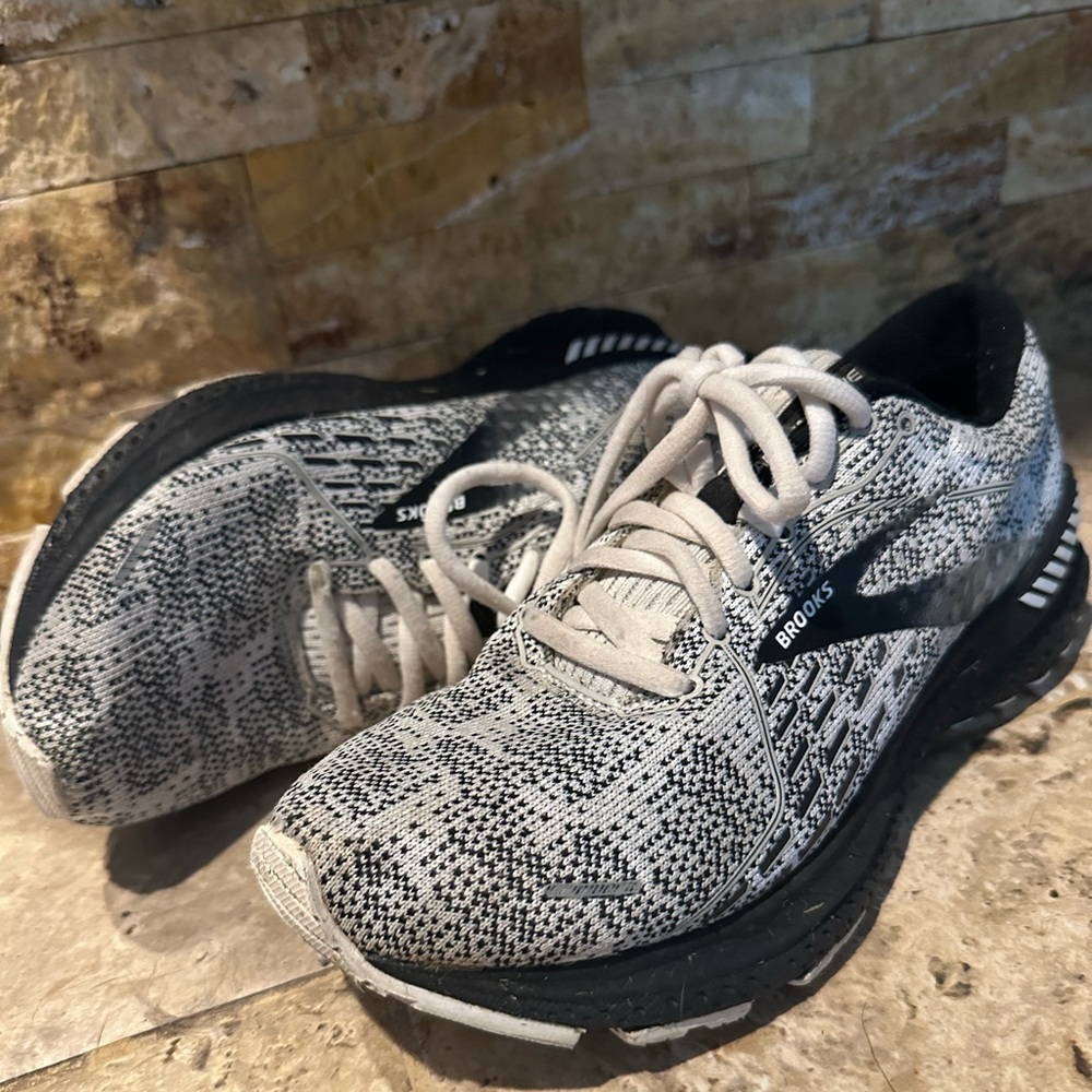 brooks sz 7 sneakers